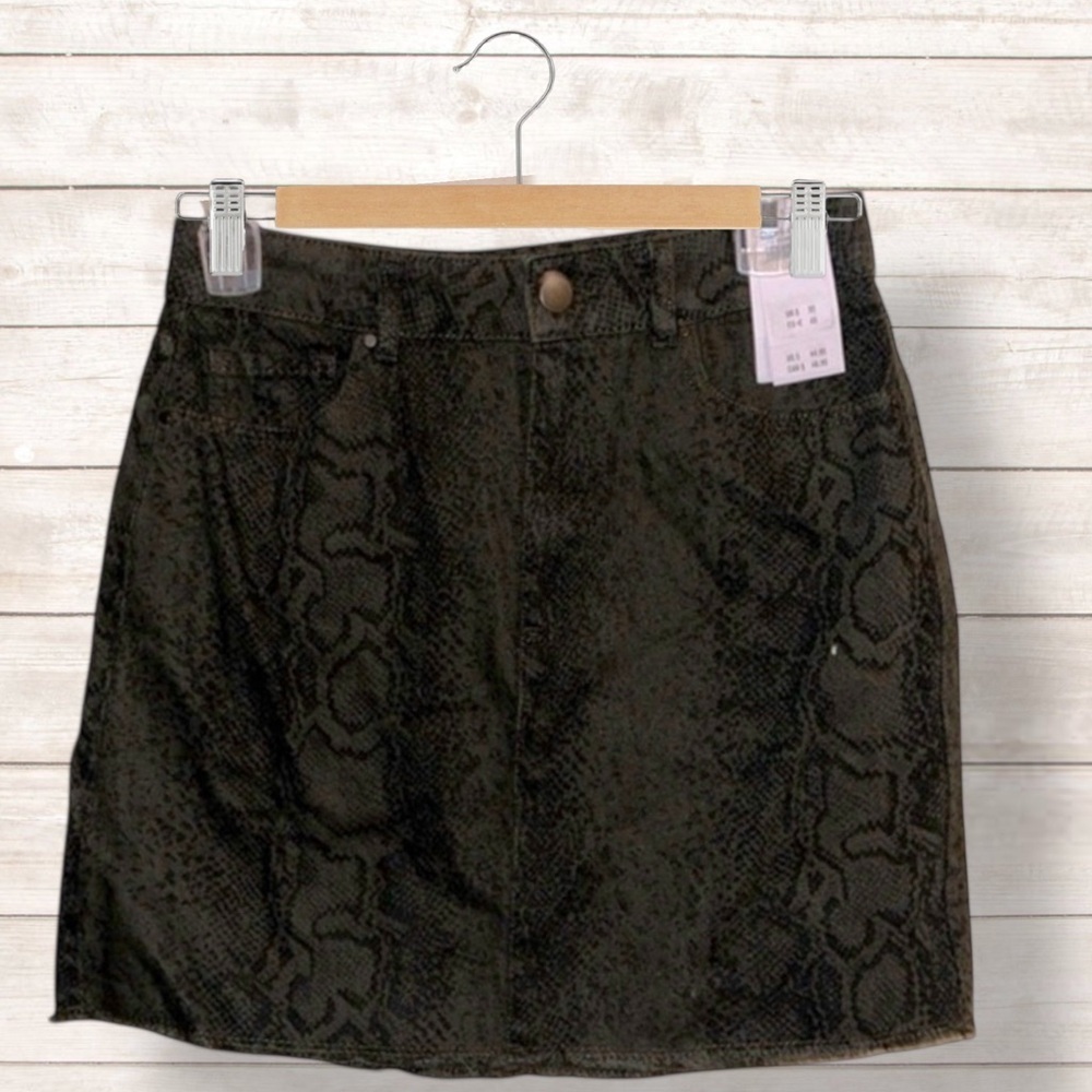 NWT/ HOLLISTER SNAKE PRINT MINI SKIRT